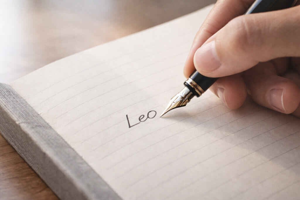 Categoria Nomi Corti e Belli: una penna stilografica scrive un nome breve e moderno su un diario.