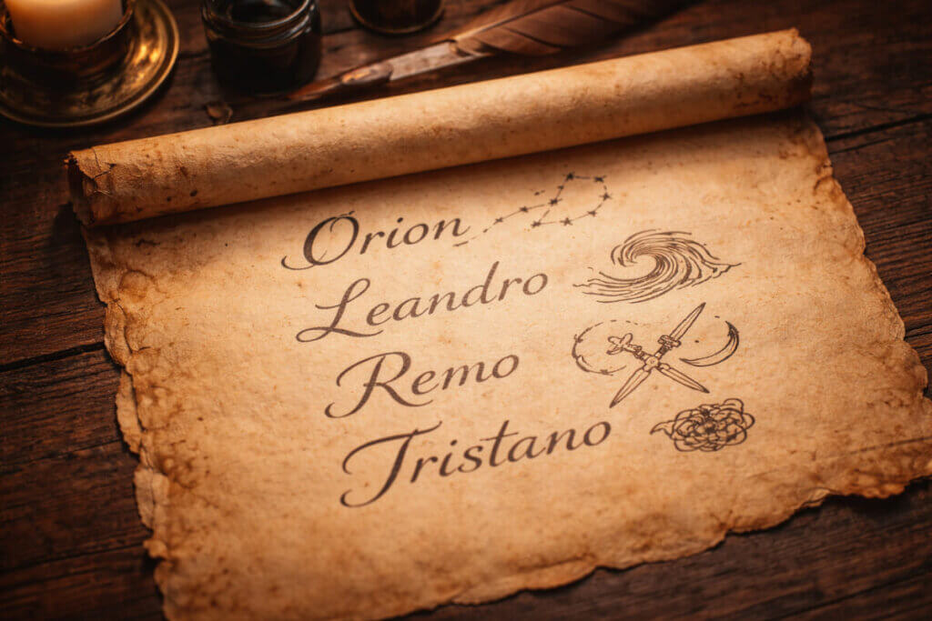 Pergamena antica con nomi maschili rari dalla mitologia e letteratura come Orion e Leandro, illuminata da una candela.