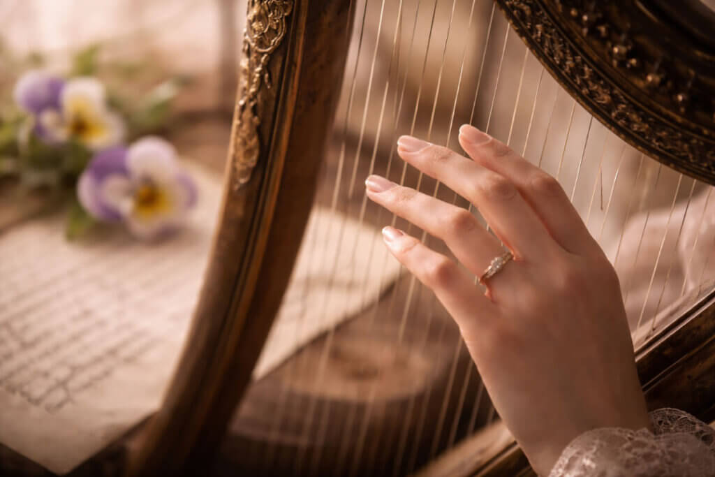 Mano che sfiora un'arpa, a rappresentare l'anima poetica e artistica di molti nomi femminili italiani.